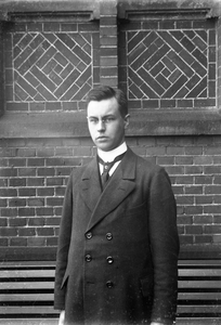 853618 Portret van Elias Johan Haanschoten, geboren Utrecht 17 mei 1895, arts, overleden Utrecht 3 maart 1962, in de ...